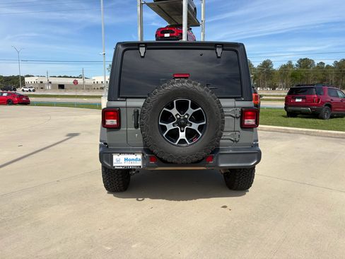 Used 2018 Jeep Wrangler Unlimited Sahara AWD/4WD image 5