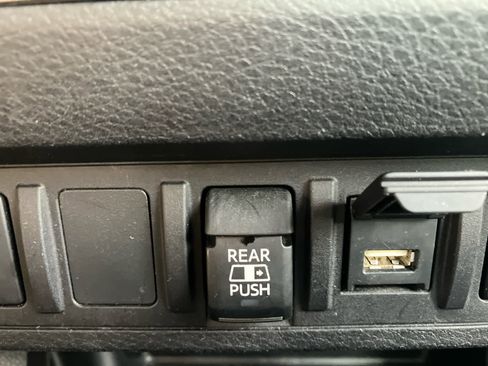 Used 2022 Toyota Tacoma TRD Off-Road AWD/4WD image 30