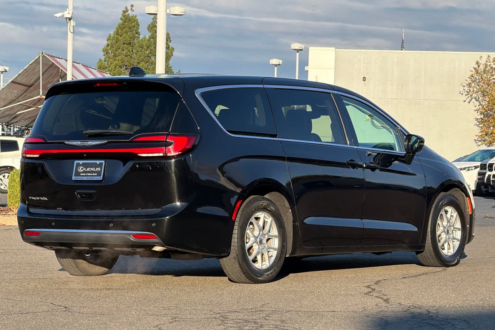 Used 2024 Chrysler Pacifica Touring-L FWD image 2