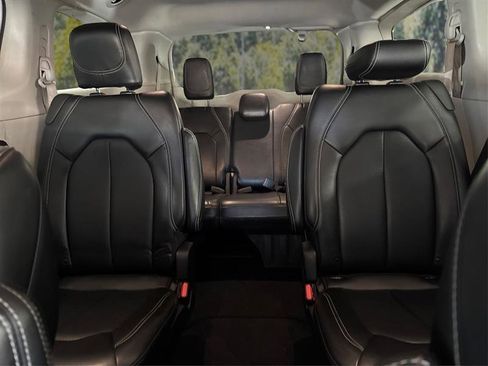 Used 2023 Chrysler Pacifica Touring-L FWD image 15