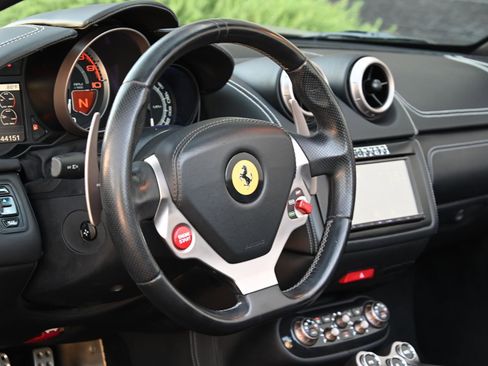 Used 2010 Ferrari California RWD image 23