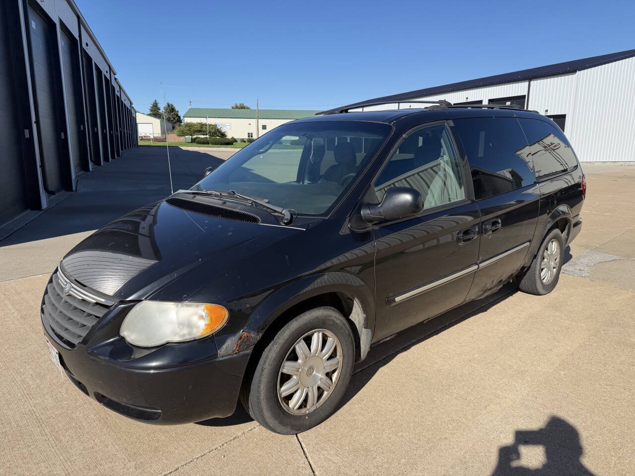 Used 2005 Chrysler Town & Country Touring FWD image 4