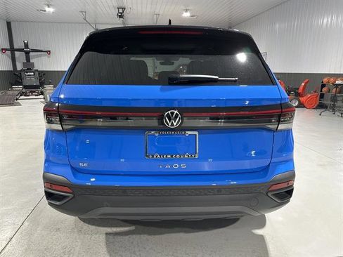 Certified 2025 Volkswagen Taos SE image 6