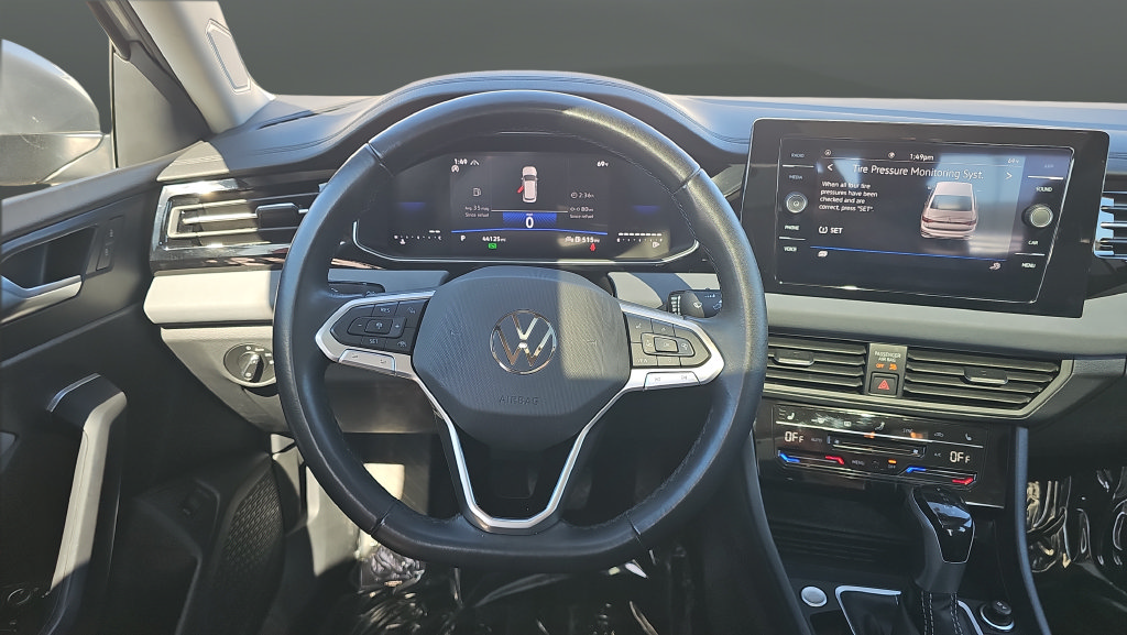 Used 2025 Volkswagen Jetta SE FWD image 16