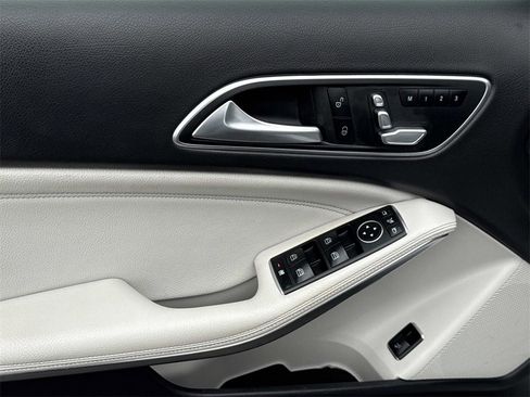 Used 2019 Mercedes-Benz GLA 250 image 16