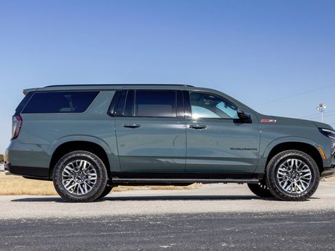 Used 2025 Chevrolet Suburban Z71 w/ Comfort Package image 8