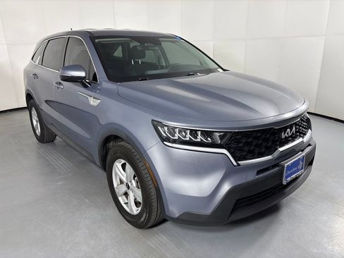 Used 2023 Kia Sorento LX FWD image 2
