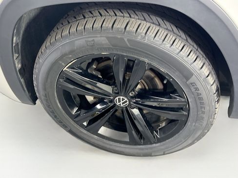 Used 2023 Volkswagen Atlas Cross Sport SEL R-Line image 31