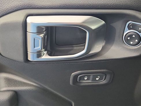 Used 2025 Jeep Gladiator Mojave w/ Convenience Group image 17