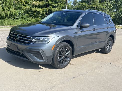 Certified 2023 Volkswagen Tiguan SE w/ Panoramic Sunroof Package FWD image 4