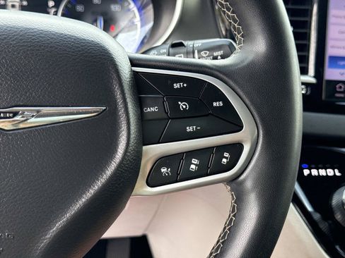 Used 2023 Chrysler Pacifica Touring-L FWD image 20