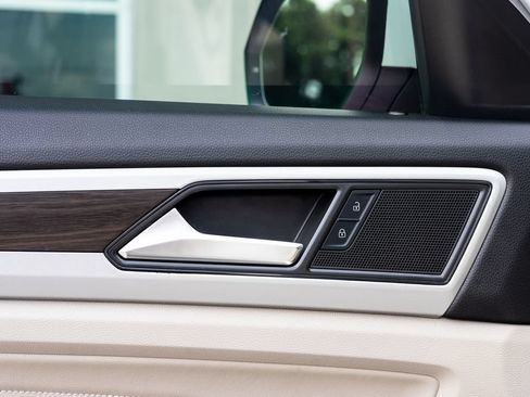 Used 2021 Volkswagen Atlas SE w/ Panoramic Sunroof Package FWD image 19