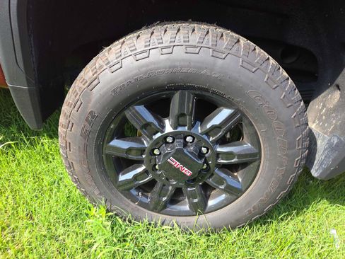Used 2024 GMC Sierra 2500 AT4 w/ AT4 Premium Plus Package AWD/4WD image 3