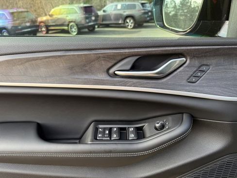 New 2025 Jeep Grand Cherokee Limited image 15