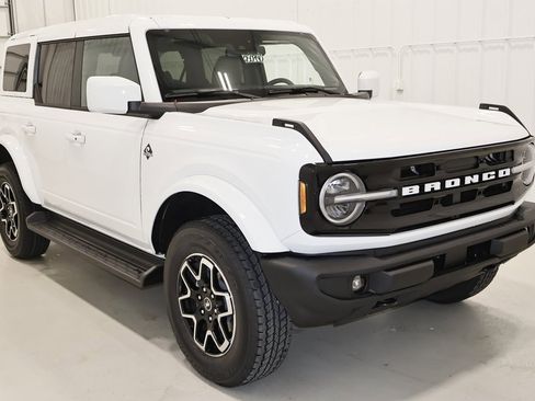 New 2025 Ford Bronco Outer Banks image 2
