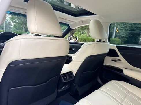 Used 2022 Lexus ES 300h w/ Luxury Package FWD image 11