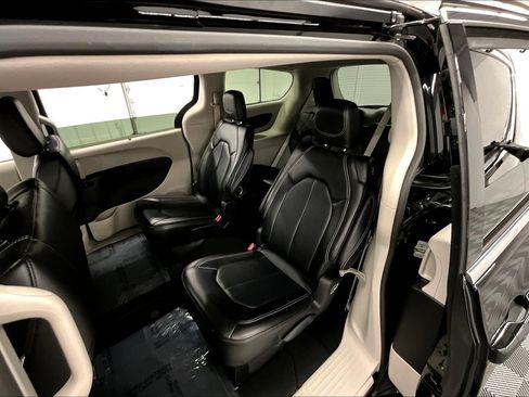 Used 2024 Chrysler Pacifica Touring-L FWD image 23