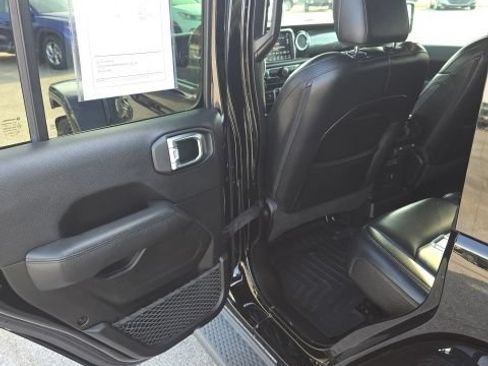 Used 2019 Jeep Wrangler Unlimited Sahara w/ Dual Top Group AWD/4WD image 18