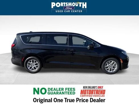 Used 2024 Chrysler Pacifica Touring-L image 6