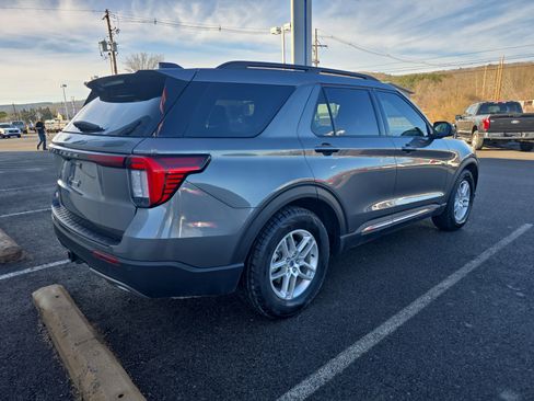 Used 2025 Ford Explorer Active w/ Active Comfort Package image 3