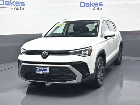 Used 2025 Volkswagen Taos SE FWD image 4