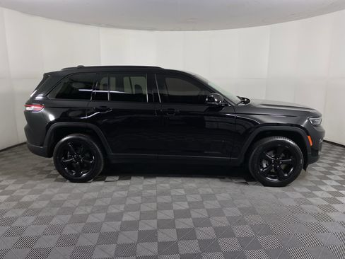 Used 2023 Jeep Grand Cherokee Limited w/ Black Appearance Package AWD/4WD image 7