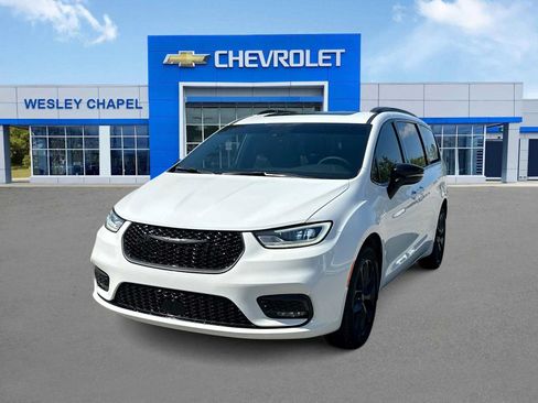 Used 2023 Chrysler Pacifica Limited w/ Uconnect Theater Family Group AWD/4WD image 1