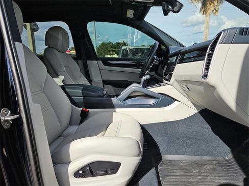 Used 2022 Porsche Cayenne image 37