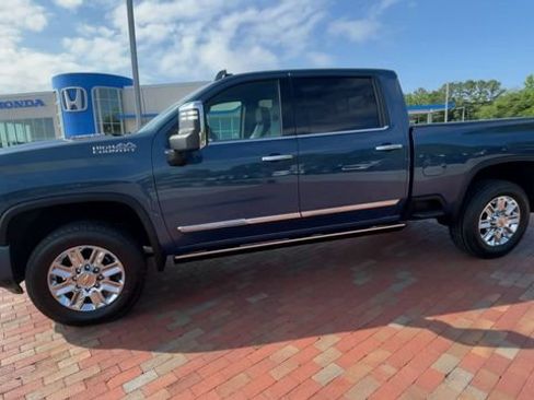 Used 2024 Chevrolet Silverado 2500 High Country w/ High Country Premium Package AWD/4WD image 6