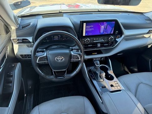 Used 2024 Toyota Highlander Platinum image 14