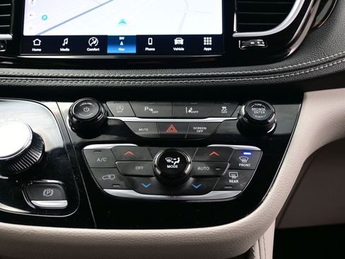 Used 2024 Chrysler Pacifica Limited image 21