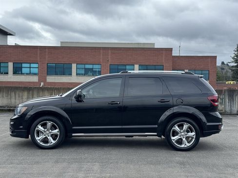 Used 2017 Dodge Journey Crossroad FWD image 2