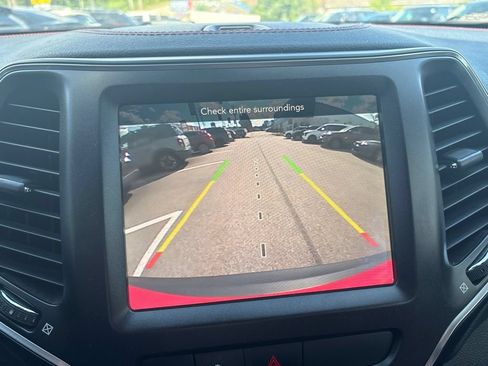 Used 2019 Jeep Cherokee Trailhawk w/ Cold Weather Group AWD/4WD image 15