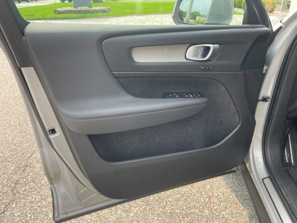 Used 2025 Volvo XC40 B5 Plus AWD/4WD image 20