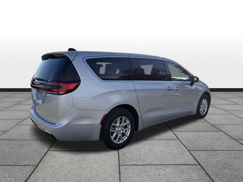 New 2026 Chrysler Pacifica Select image 5