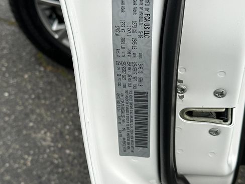 Used 2019 Jeep Cherokee Latitude Plus w/ Comfort/Convenience Group image 27