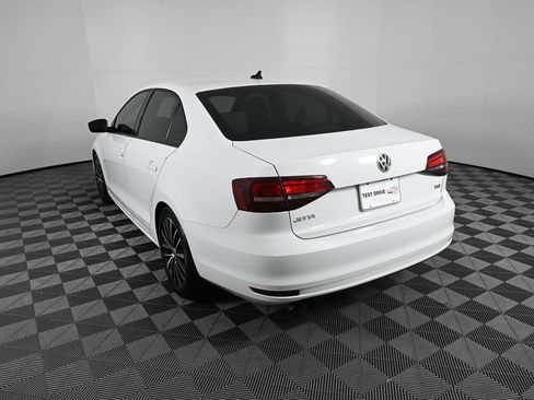 Used 2016 Volkswagen Jetta Sport image 4