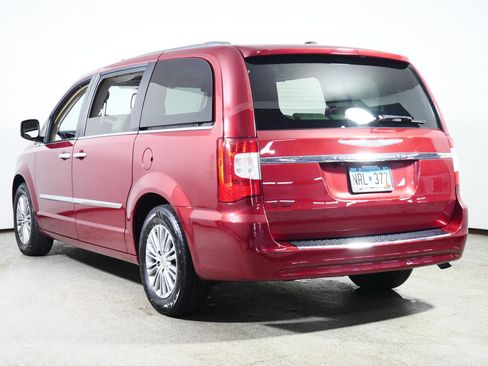 Used 2014 Chrysler Town & Country Touring-L w/ Driver Convenience Group FWD image 5