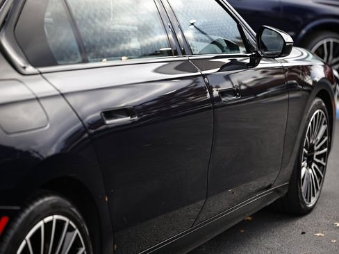 Used 2025 BMW 740i w/ Premium Package image 9