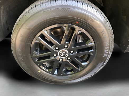Used 2022 Toyota Tundra SR5 w/ SR5 Convenience Package AWD/4WD image 9