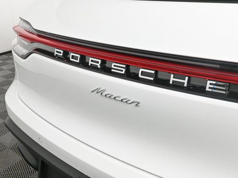 Certified 2025 Porsche Macan image 38