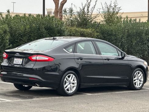 Used 2015 Ford Fusion SE image 2
