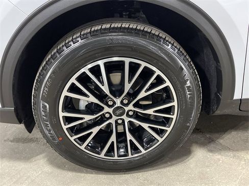 Used 2025 Ford Escape SE w/ PHEV Premium Package image 23