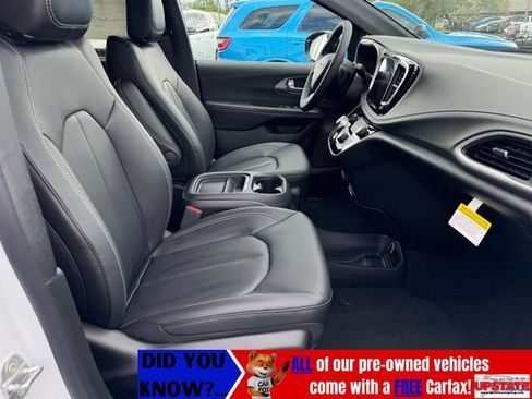New 2027 Chrysler Pacifica Select FWD image 8