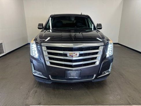 Used 2016 Cadillac Escalade Luxury image 2