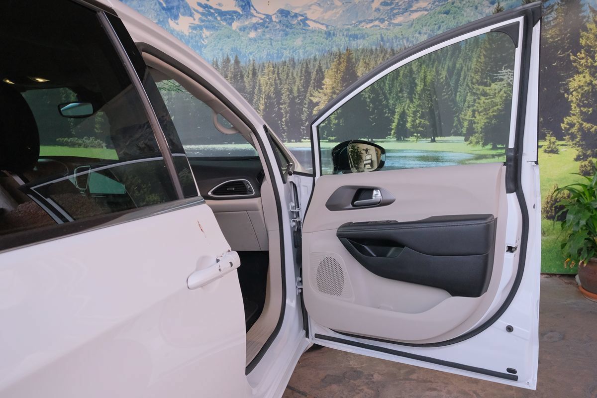 Used 2024 Chrysler Pacifica Touring-L FWD image 34