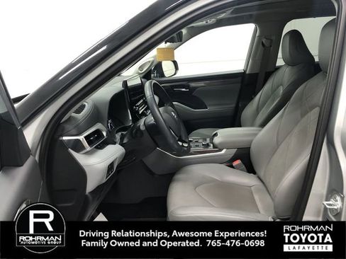 Used 2021 Toyota Highlander Platinum image 11