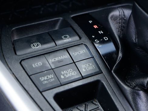 Used 2020 Toyota RAV4 XLE AWD/4WD image 29