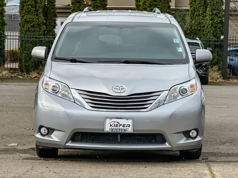 Used 2017 Toyota Sienna XLE image 9