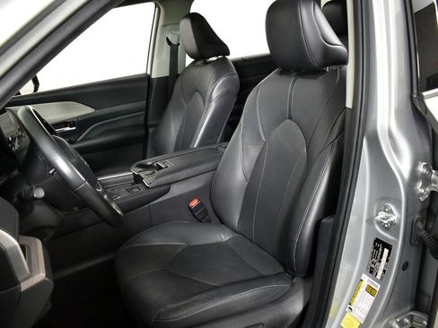 Used 2024 Toyota Grand Highlander Limited image 9